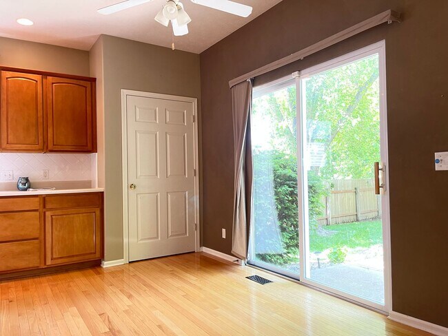 Building Photo - Move-in special. Beautiful 4 bed 2.5 bath 3000+sq ft