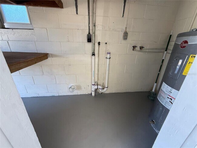 Building Photo - 15573 Bedford Cir E