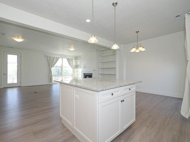 Building Photo - 3 Bedroom, 2.5 Bathroom in South Jordan