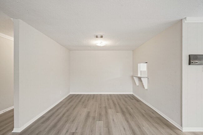 Building Photo - 2402 Hilton Head Dr