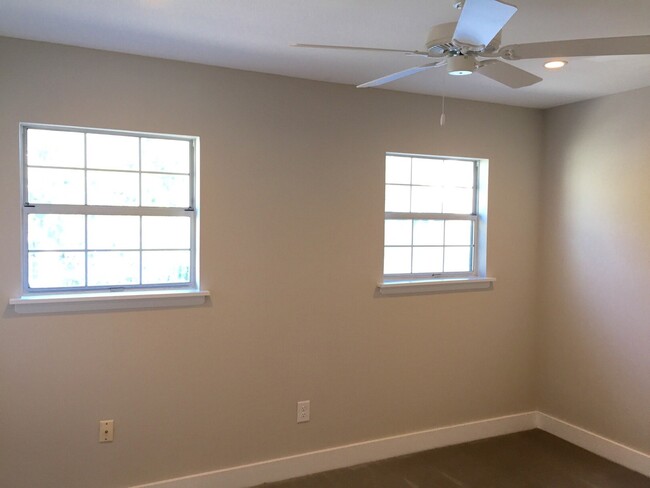 Building Photo - 2 Bedroom 1.5 Bath Townhouse Downtown Char...
