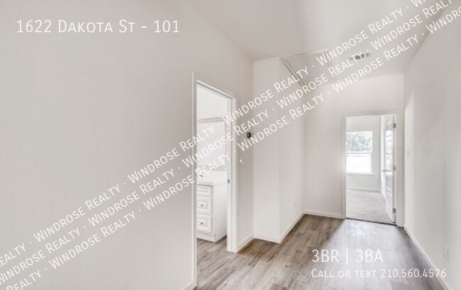 Building Photo - Beautiful Townhome!