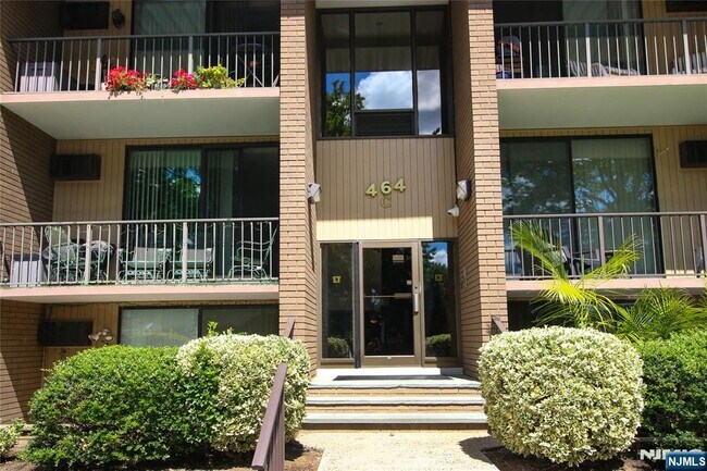 Building Photo - 464 Liberty St