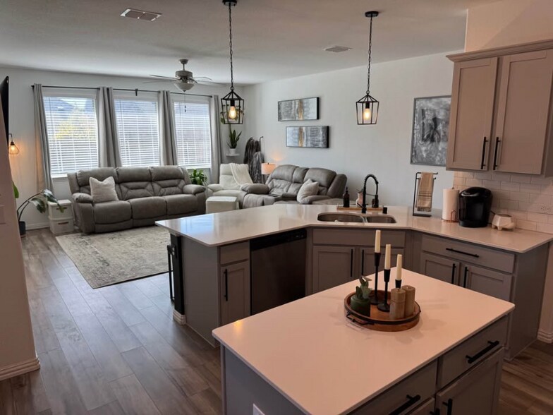 Building Photo - 1219 Smoketree Ln