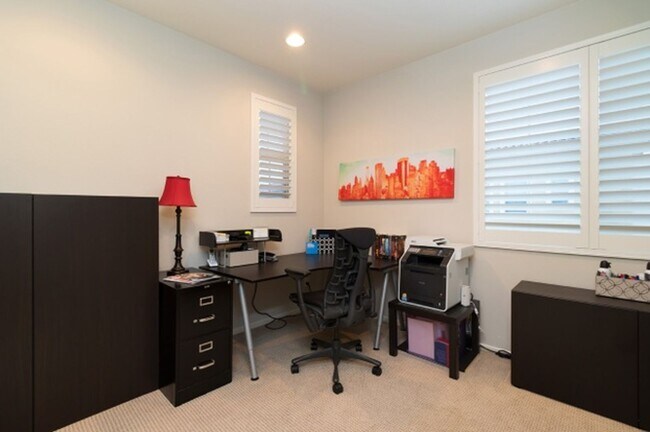 Building Photo - 4 Bedroom Townhome in the Promenade at Spectrum Community