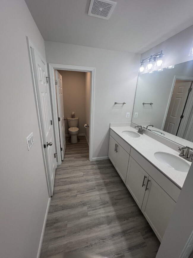 Building Photo - Spacious 3-Bedroom Rental in Sought-After ...
