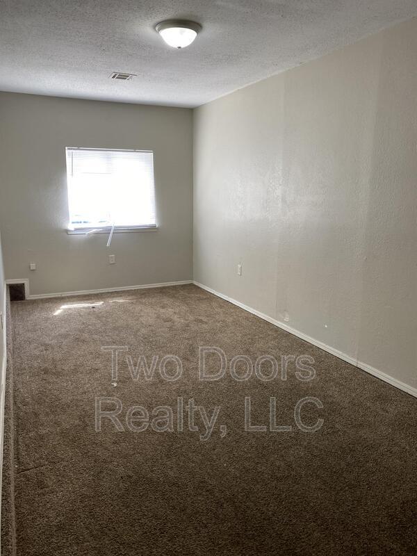 Building Photo - 429 E Hillcrest Ln