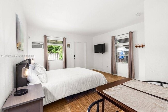 Building Photo - 618 NE 8th Ave