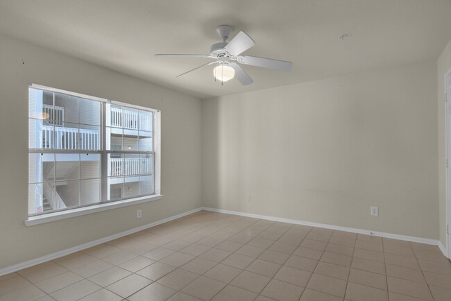 Building Photo - Spacious 2B/2B Unfurnished Condo near Beac...