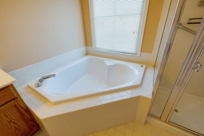 Building Photo - Luxury Townhome in the Heart of the Kentlands