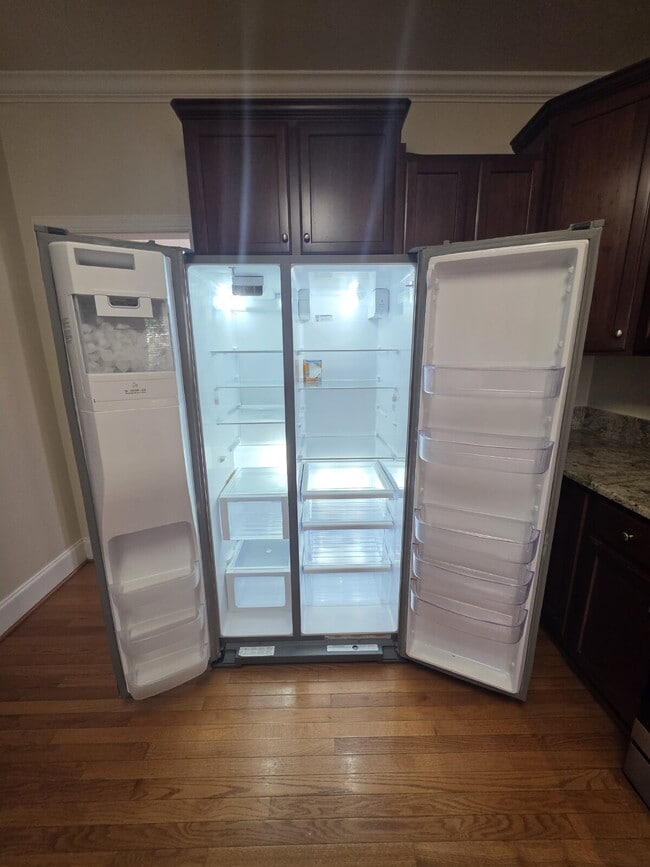 Building Photo - Spacious 4-Bedroom Home for Rent in Kings ...