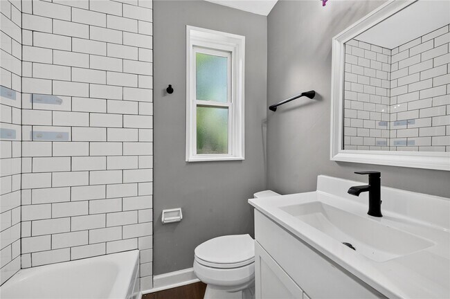 Building Photo - 725 Berick Dr