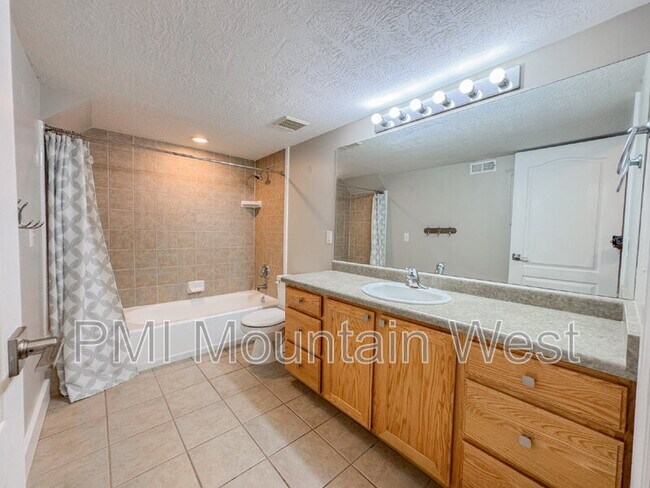 Building Photo - 499 N 200 W