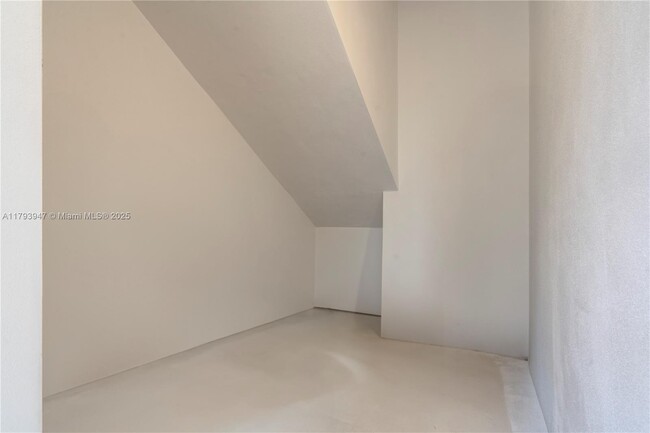Building Photo - 735 Fernwood Rd