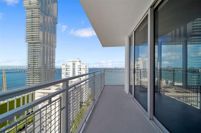 Building Photo - 2150 N Bayshore Dr