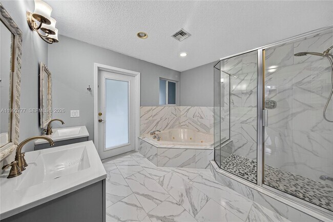 Building Photo - 2801 Coral Shores Dr