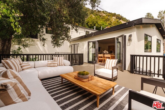 Building Photo - 9849 Portola Dr