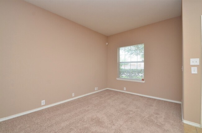 Building Photo - 915 Butterfly Ln