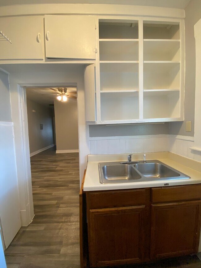 Building Photo - 527 Cedar St