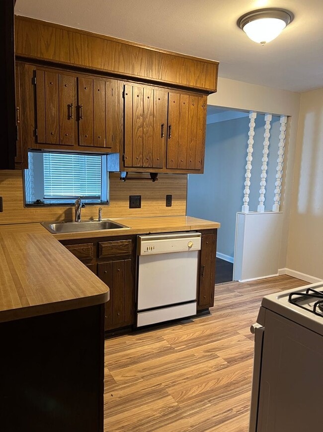 Building Photo - 3 bed 1 bath bungalow with garage and base...