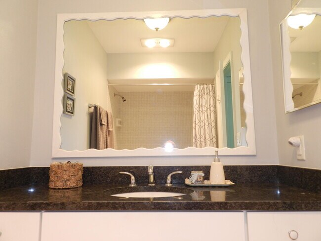 Building Photo - 6 W Greenway Dr