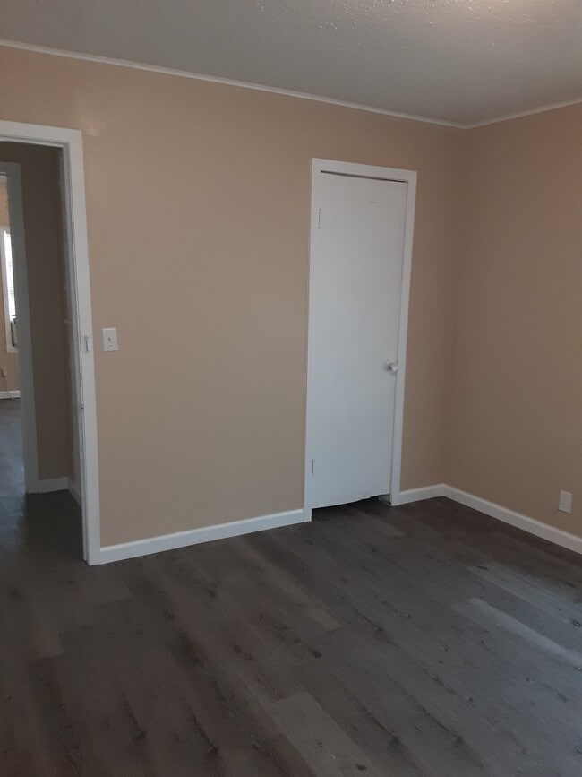 Building Photo - 300 W 12th St