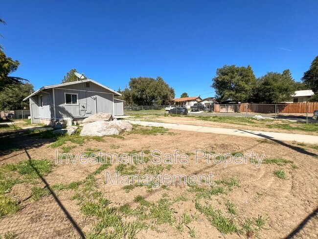 Building Photo - 2504 Gladiola Dr