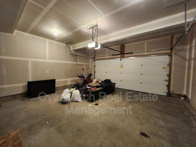 Building Photo - 207 Shageluk St