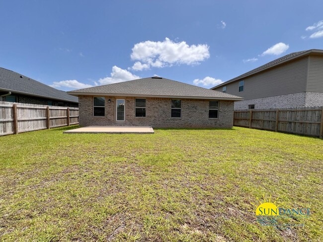 Building Photo - Modern 3 Bedroom Home with Community pool!
