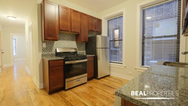 Building Photo - 3 bedroom in CHICAGO IL 60657