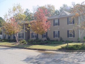 Building Photo - 3 Bedroom Apartment Off of South Lumpkin w...