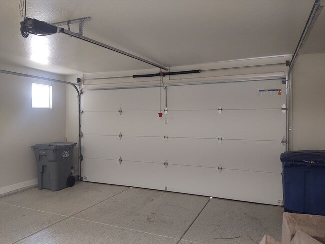 Building Photo - 1 Bedroom + Den 1.5 bath 2 Car Garage VIEWS & VIEWS!