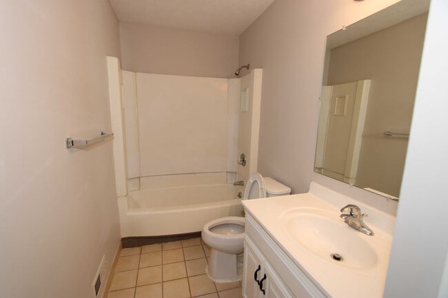 Building Photo - 2 Bed 1.5 Bath Condo