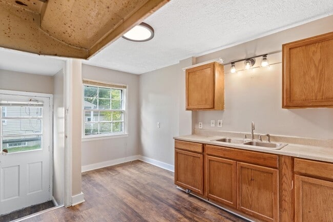 Building Photo - 1114 Roslyn Ave