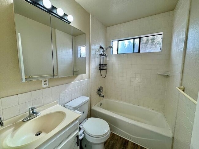 Building Photo - Charming 2-Bedroom Duplex in Bay Ho!