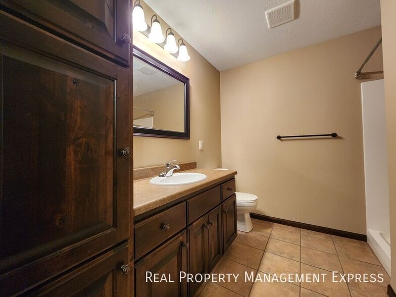 Building Photo - Modern 4 Bedroom 2 Bathroom Twin-Home in Tea