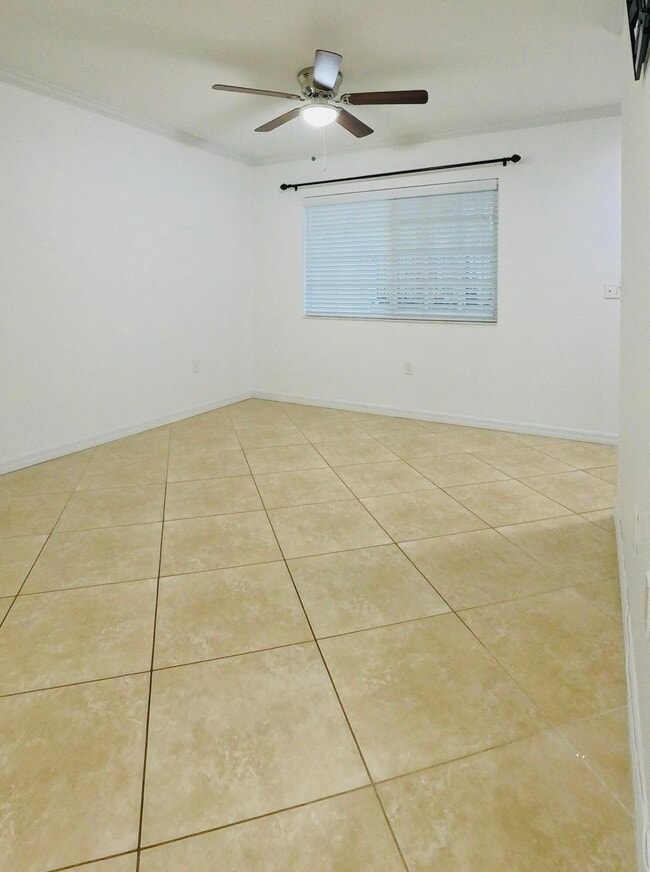 Building Photo - 1000 Palm Trail