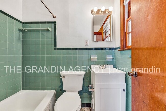 Building Photo - 3203 Roundhill Ave NW