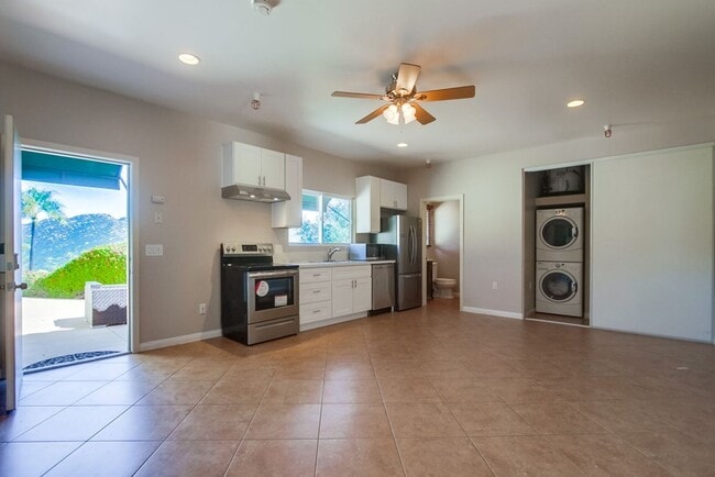 Building Photo - Peaceful Escondido 1BR with a full kitchen, bathroom and washer&dryer