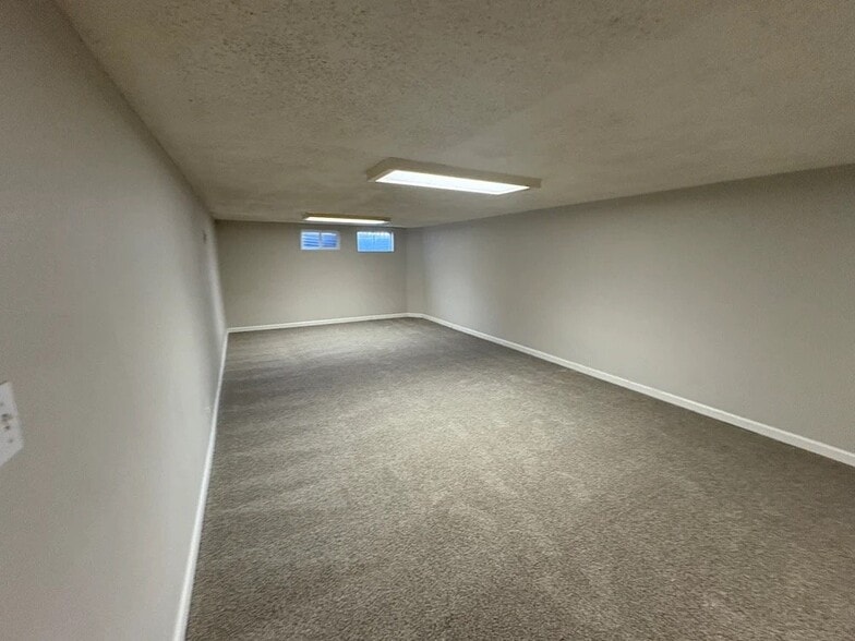 Building Photo - 3145 E Carmel Dr