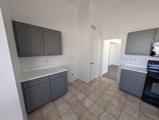 Building Photo - Sharp 3 Bedroom Home w/Pool in Glendale