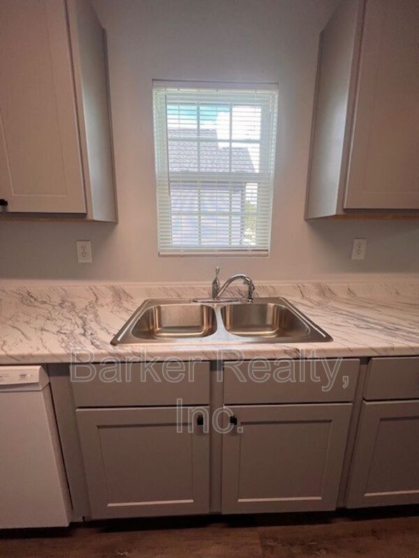 Building Photo - 1602 Pender St