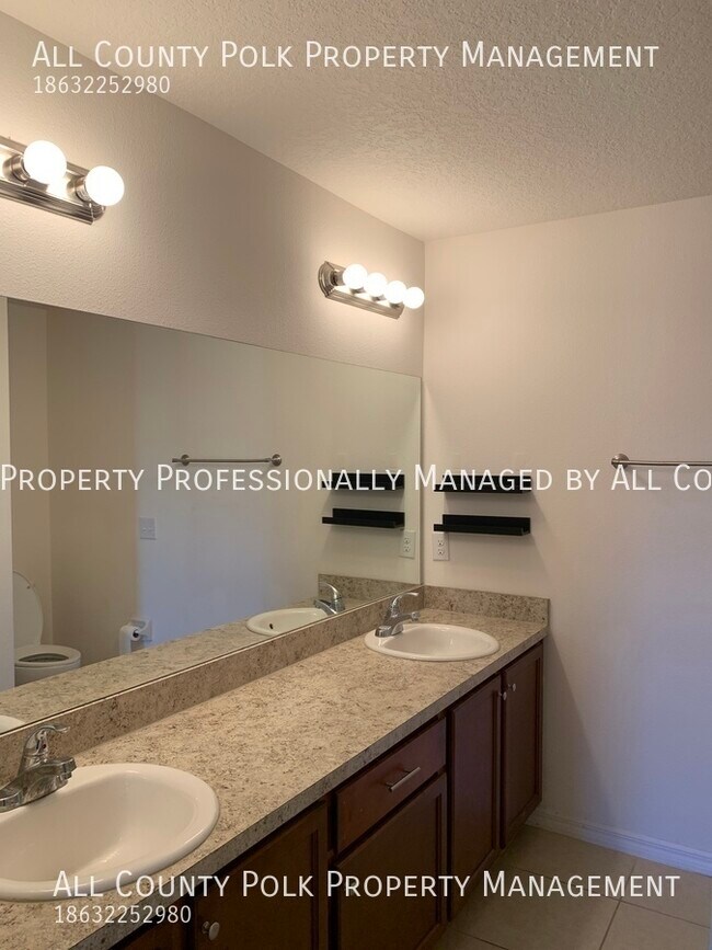 Building Photo - Lakeland Oasis! 3 Bedroom Duplex in Villag...