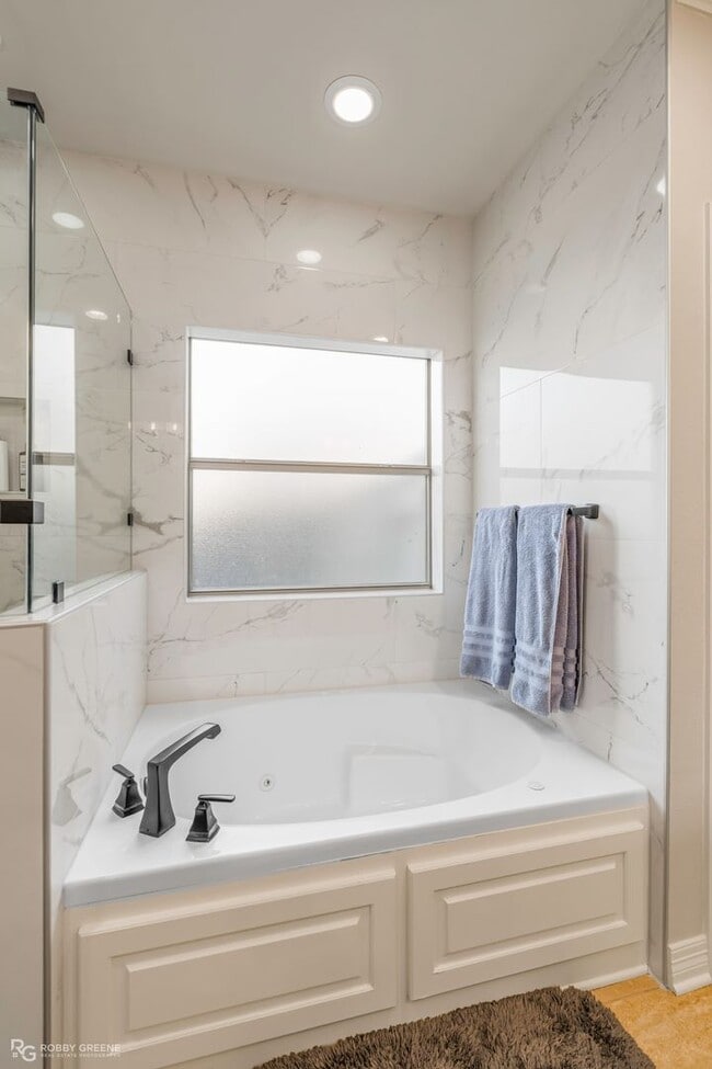 Building Photo - Beautiful 4 bedroom/4 Bathroom Home with a Peaceful Backyard