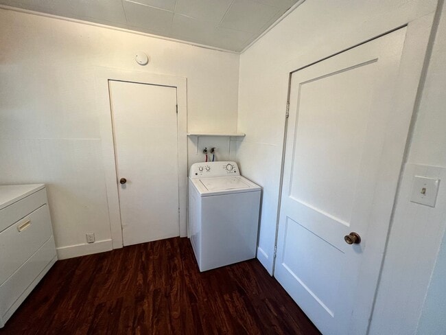 Building Photo - Cottage Style 1 Bed Home with a Large Yard...