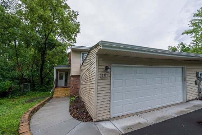 Building Photo - 5590-5592 Timber Lane Shorewood MN