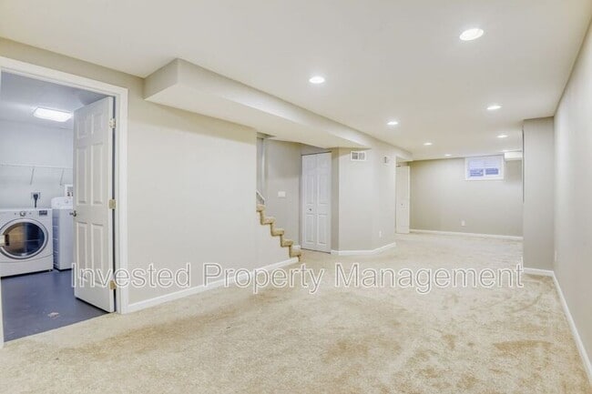 Building Photo - 1365 S Grape St