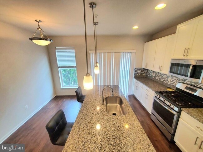 Building Photo - 135 Prado Ln