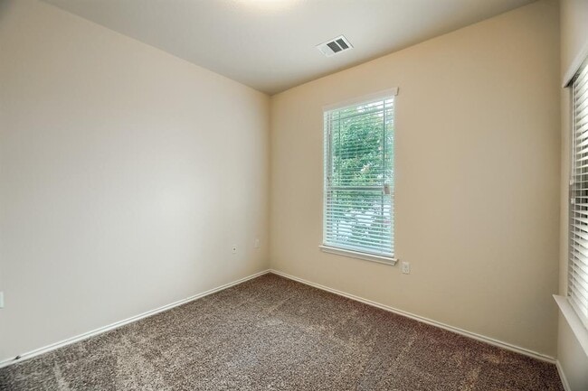 Building Photo - 10001 Pinnacle Crest Loop