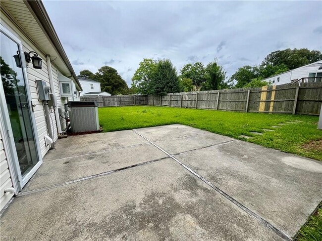 Building Photo - 3905 Brentwood Crescent